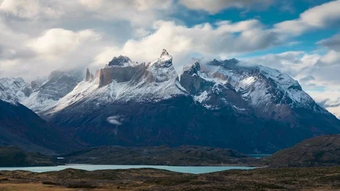 Timelapse - Moving clouds over the Torres del Paine mountain range Vídeo Stock 90800334