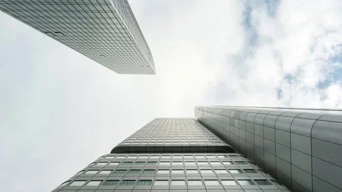 Timelapse of moving clouds a silver tower, Frankfurt am Main Vídeo Stock 120599453