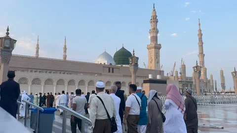 Timelapse of Muslim Men Performing Prayer in Mosque Vídeo Stock 321300732