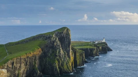 Timelapse of Neist point lighthouse during a cloudy day at sunset Vidéo 127470921