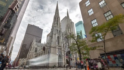 Timelapse of New York's Saint Patric's Cathedral with car traffic. USA 스톡 동영상 88912969