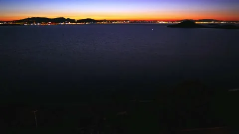 Timelapse of the night falling over a coastline with a nice orange purple sky 스톡 동영상 136900471