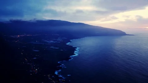 Timelapse of the night falling over an island coastline Video stock 137251048