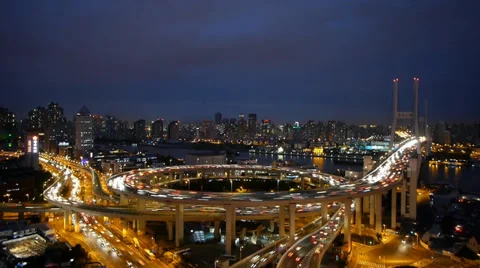 Timelapse night heavy traffic on highway interchange,Brightly lit cityscape. 库存影片 33304760