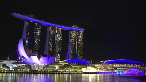 Timelapse of night lights colorize the modern architecture at Marina Bay Video stock 290459071