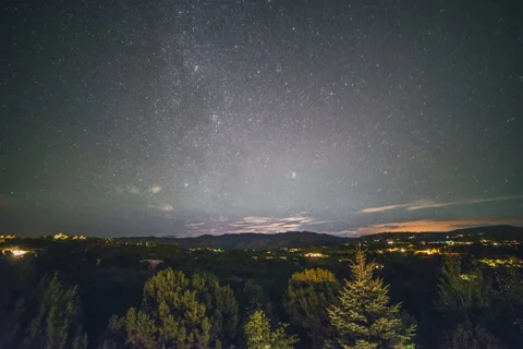 Timelapse at Night Over Santa Fe New Mexico with Moon Rising Stockbeeldmateriaal 248927928