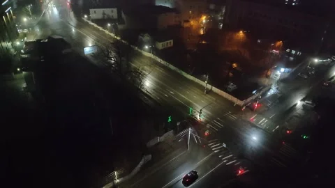 Timelapse. Night road, top view. Regulated intersection in big city. Cars stop Stockbeeldmateriaal 308028206