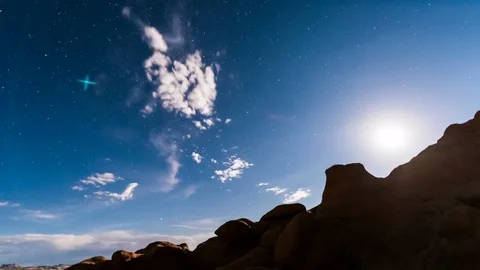 Timelapse of night sky, full moon rising, in Goblin Valley State Park, Utah Vidéo 80002570