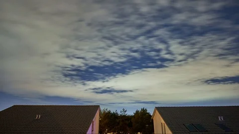 Timelapse of the night starry sky with flying clouds Stock-Footage 121810241