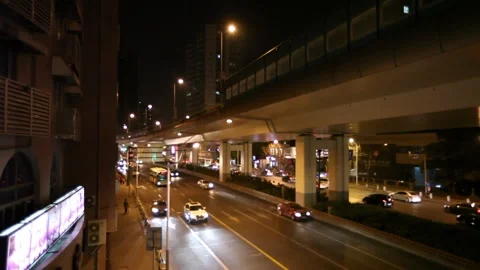 Timelapse Night Traffic Vehicles Driving by the Freeway 库存影片 239693665