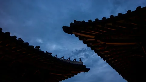 Timelapse of night view with building and roof in gyeongbokgung palace Stock Footage 133080704