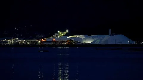 Timelapse night view of night work at Japan's largest salt hub,4K 스톡 동영상 348229228