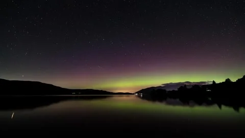 A timelapse of the northern lights dancing over Keswick in the English Lake.. Stock Footage 253607176