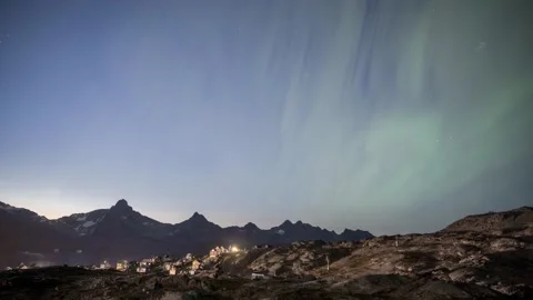 Timelapse of Northern Lights dancing over ice fjord of East Greenland 库存影片 332380812