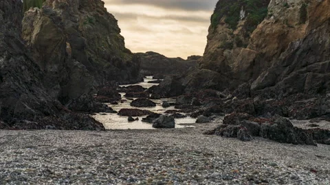 Timelapse of ocean waves between two rocks at Glass Beach, California Vídeos de archivo 220031063