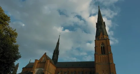 Timelapse of an old church, moving clouds and blue sky in Uppsala. 库存影片 95023948