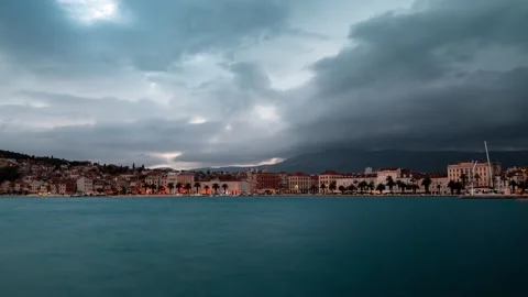 Timelapse of a Old Town Transitioning from Sunset Dusk to Vibrant City Lights Stockbeeldmateriaal 331104769