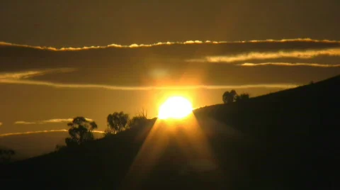 Timelapse of orange sun hiding behind the mountain on sunset Video stock 505706