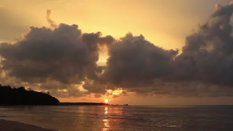 Timelapse of orange sunset in Khao Lak beach in Thailand Vídeos de archivo 308396524