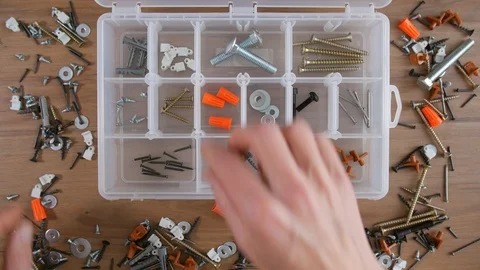 Timelapse of organizing screws into a transparent plastic organizing box Vídeo Stock 126101330