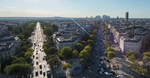 Timelapse over central Paris cityscape on a beautiful day with view of traffic Video stock 84683200