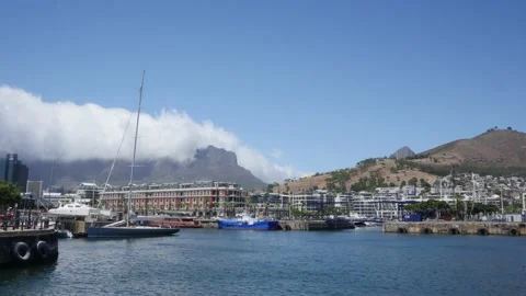 Timelapse over waterfront with Table Mountain in the background in Cape Town Vidéo 131910903