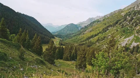 Timelapse overlooking alpine valley along the Tour du Mont Blanc in the Fre.. Stockbeeldmateriaal 341414486