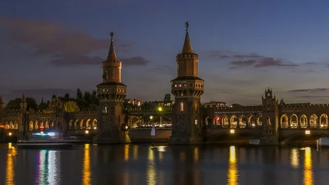Timelapse overlooking the Oberbaum bridge in Berlin Stock Footage 114767654