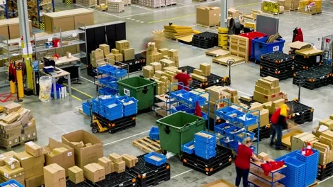 Timelapse of Packages and Workers inside Big Warehouse Видео 131963531