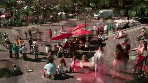 Timelapse Pan of Crowds in New Orleans' Jackson Square 動画素材 45155535