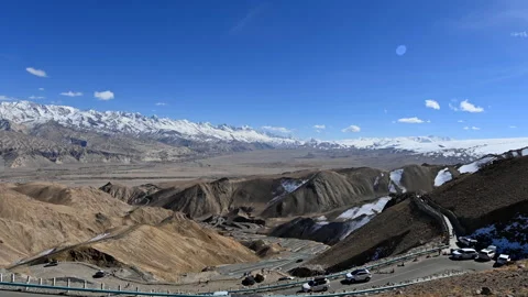 Timelapse of Panlong Ancient Road on the Pamir Plateau, Xinjiang Stockbeeldmateriaal 343511954