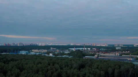 Timelapse panoramic cityscape with forest and urban skyline at sunset Vídeos de archivo 318088098