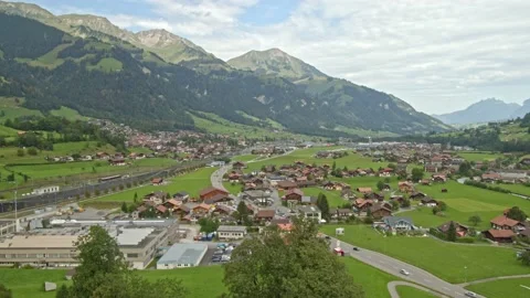 Timelapse panoramic view on swiss town in mountain valley. Kandertal, Frutige Video stock 144452179