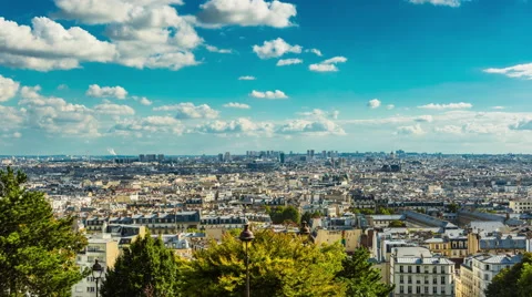 Timelapse of Paris in summer, cityscape, cloudy sky - zoom in 库存影片 67673931