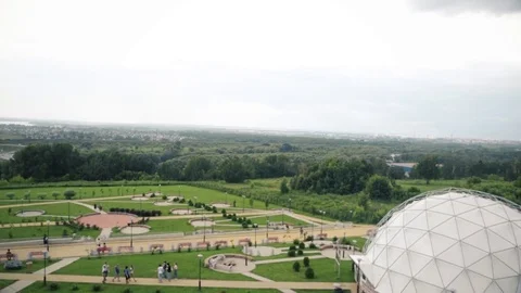 Timelapse of a Park in cloudly day with a domed house in shot Stock Footage 77560716
