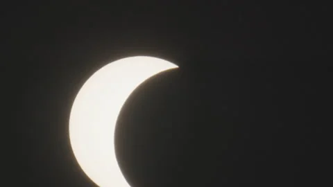 Timelapse of Partial Solar Eclipse with Crescent Sun Shape Moving Across. Stockbeeldmateriaal 345937938