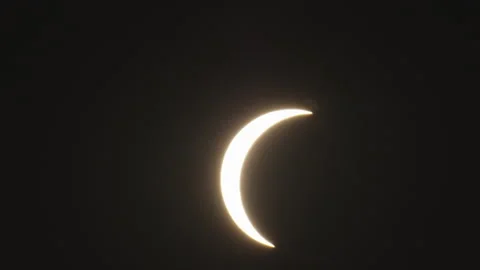 Timelapse of Partial Solar Eclipse with Moon Covering Sun. Vídeo Stock 345919981