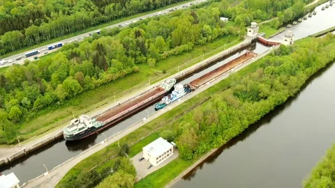 Timelapse passage of hydraulic locks on the river cargo ships Video stock 131177423