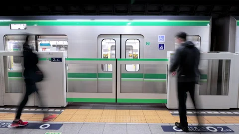 Timelapse of Passenger boarding train on Tokyo Metro Chiyoda Line Video stock 189491228