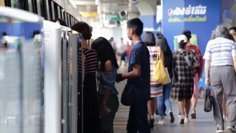 Timelapse of passengers cram into BTS Skytrain during rush hour Stock Footage 115960197