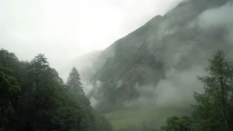 Timelapse of path to the mountain top with a view on the valley in the fog Vidéo 121974186