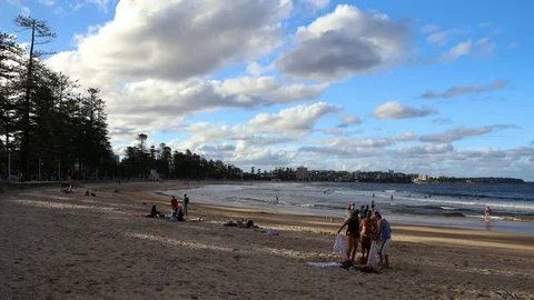 Timelapse - People at the beach in Australia 動画素材 71751135