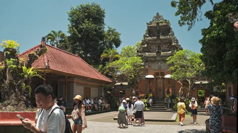 Timelapse of people exploring courtyard of Ubud Royal Palace, Bali Video stock 322010434