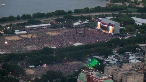 Timelapse of people flocking to the main t-mobile stage at Lollapalooza Stock Footage 206300196