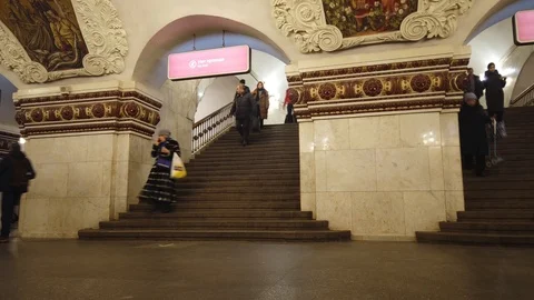 Timelapse of people go up and down stairs, wait trains and meet at underground Video stock 121576931