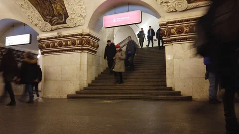 Timelapse of people go up and down stairs, wait trains and meet at underground 動画素材 121576932