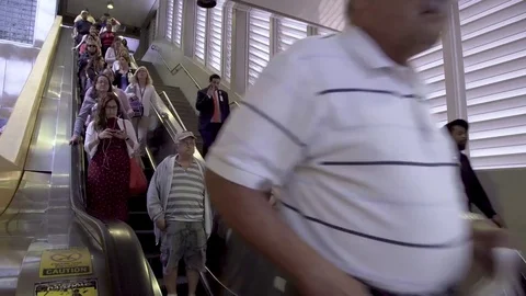 Timelapse of people going down escalator Video stock 74861998