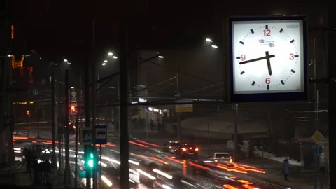 Timelapse of people rushing from work with several clocks in the docklands Video stock 85624201