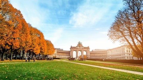 Timelapse with people walking in front of Triumph Arch, Cinquantenaire park Vídeo Stock 120404480