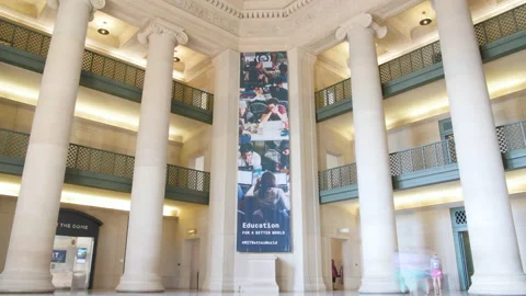 Timelapse of people walking through academic hall Vídeos de archivo 131085442
